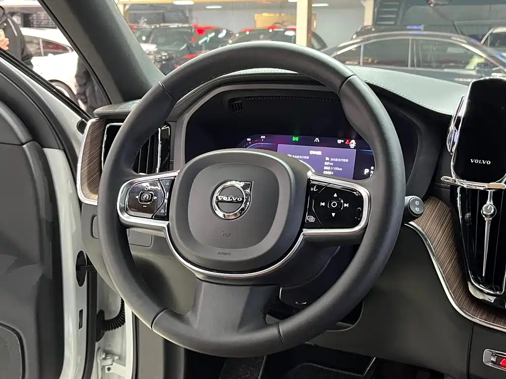 Volvo XC60 2023 — фото 15