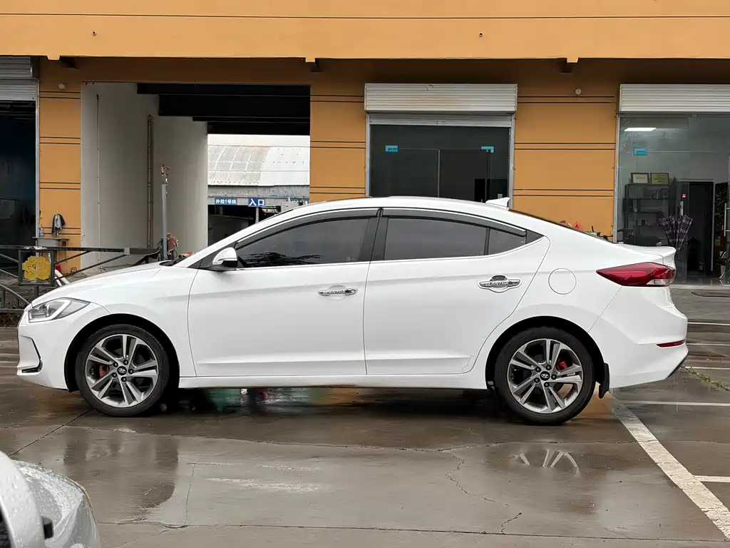 Hyundai Elantra 2018 — фото 15