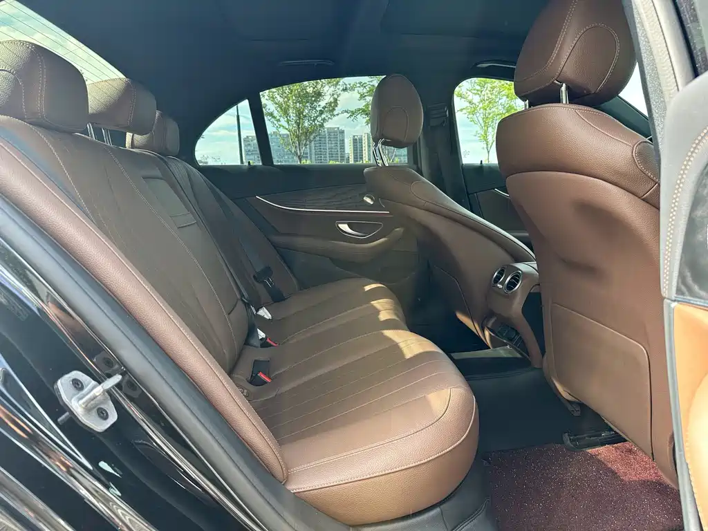 Mercedes-Benz E-Class 2022 — фото 11