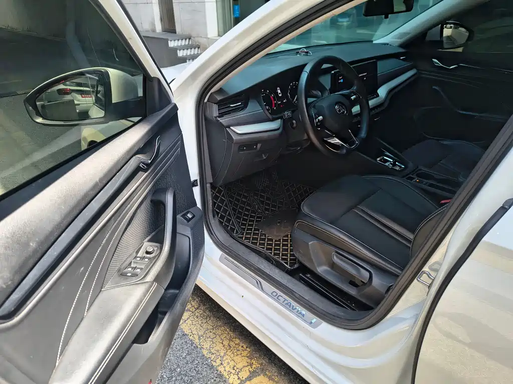 Skoda Octavia 2023 — фото 14