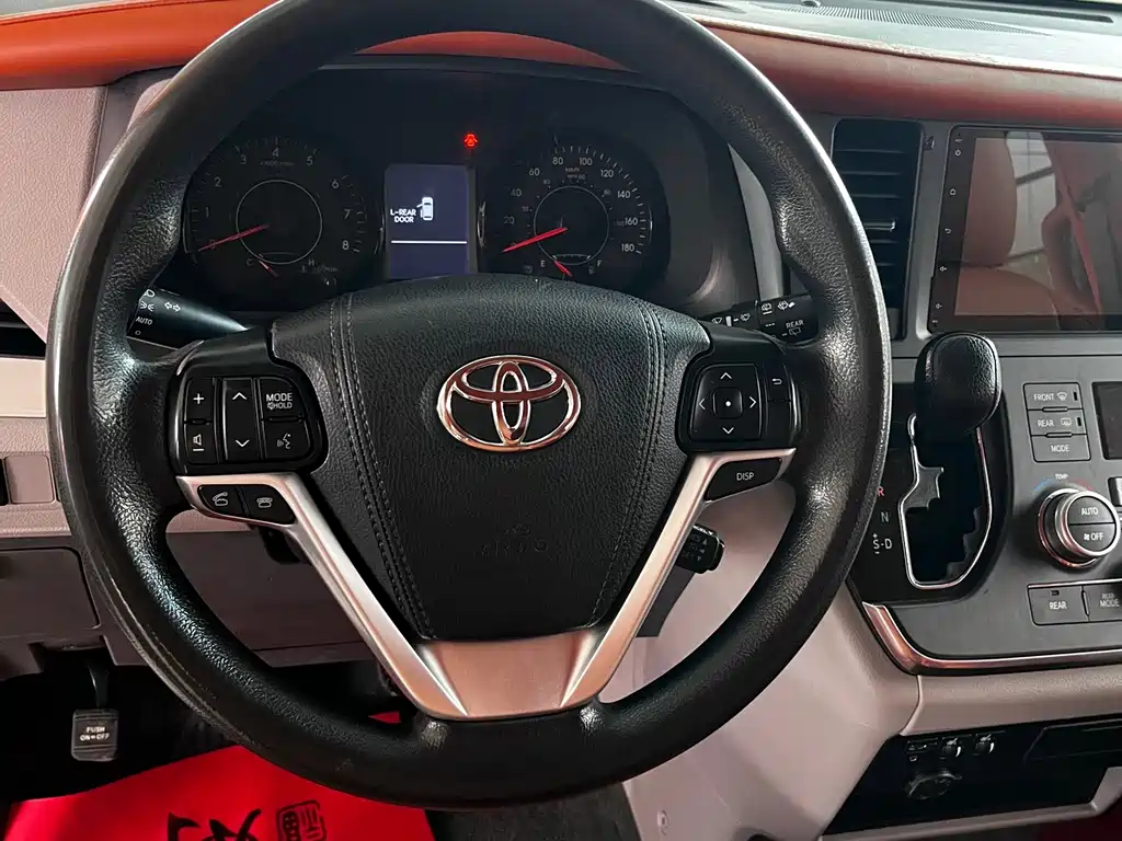 Toyota Sienna 2017 — фото 18