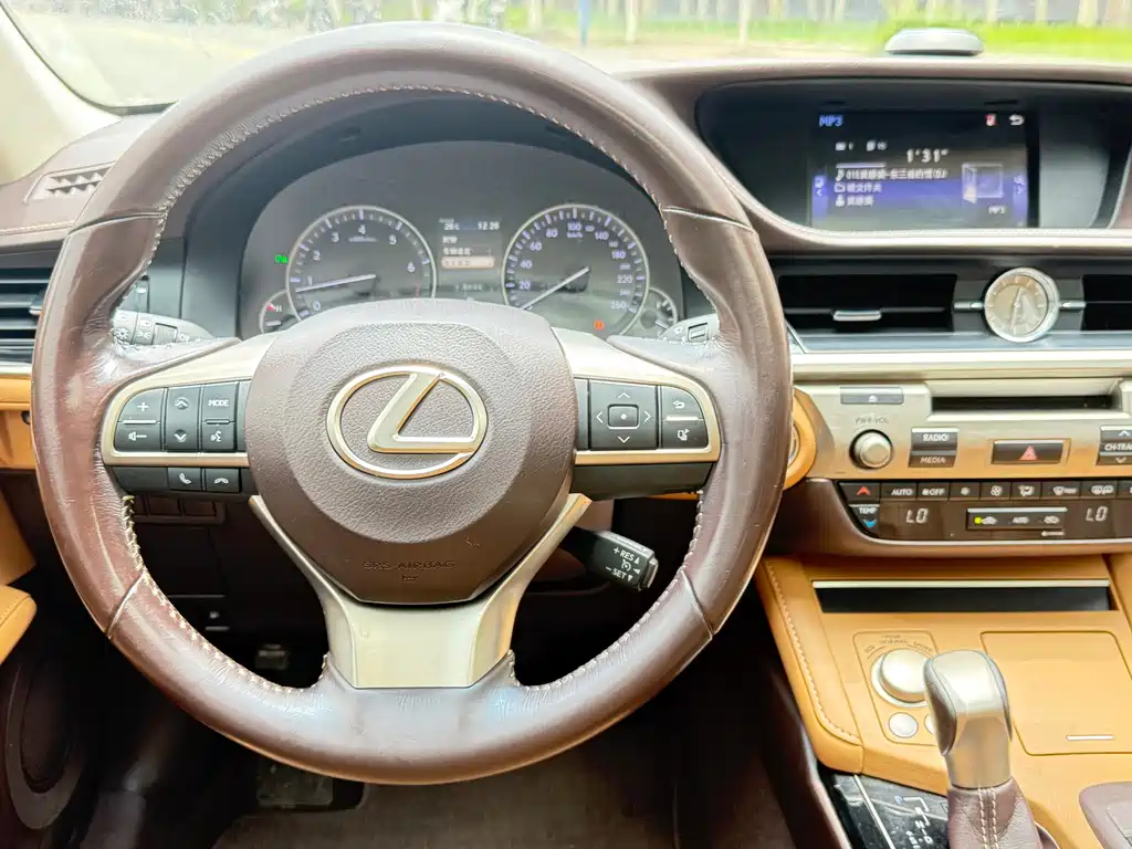 Lexus ES 2016 — фото 12