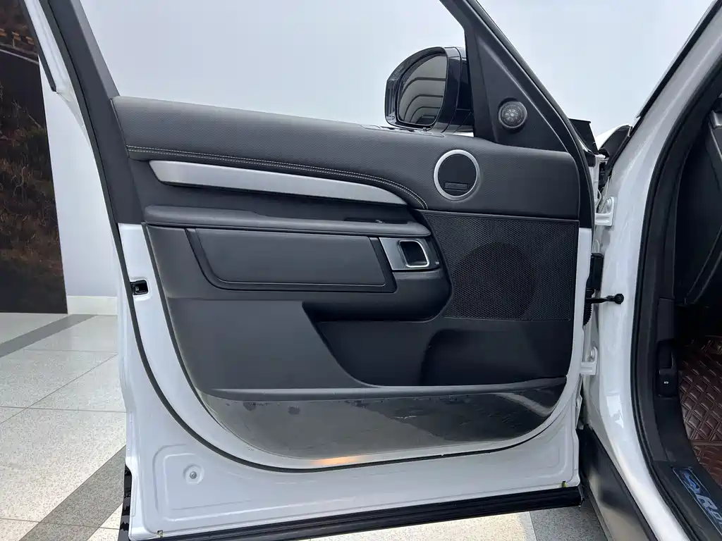 Land Rover Discovery 2023 — фото 7