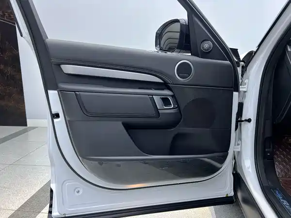 Land Rover Discovery 2023