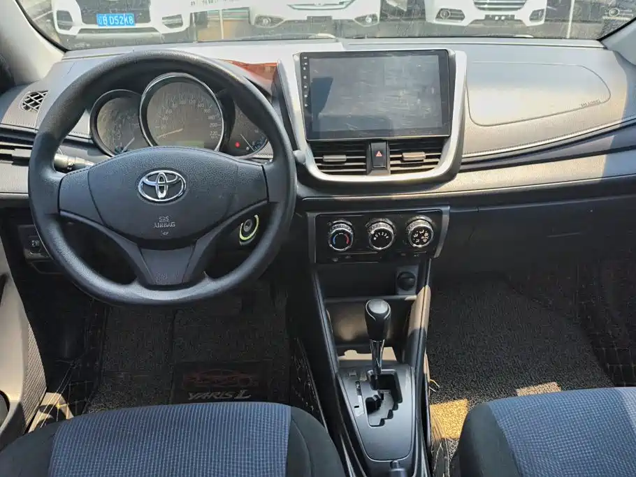 Toyota Yaris L 2019 — фото 12