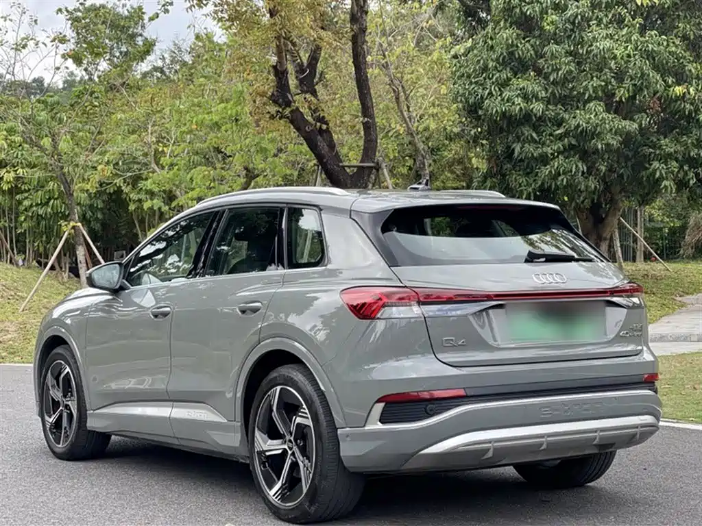 Audi Q4 e-tron 2023 — фото 15