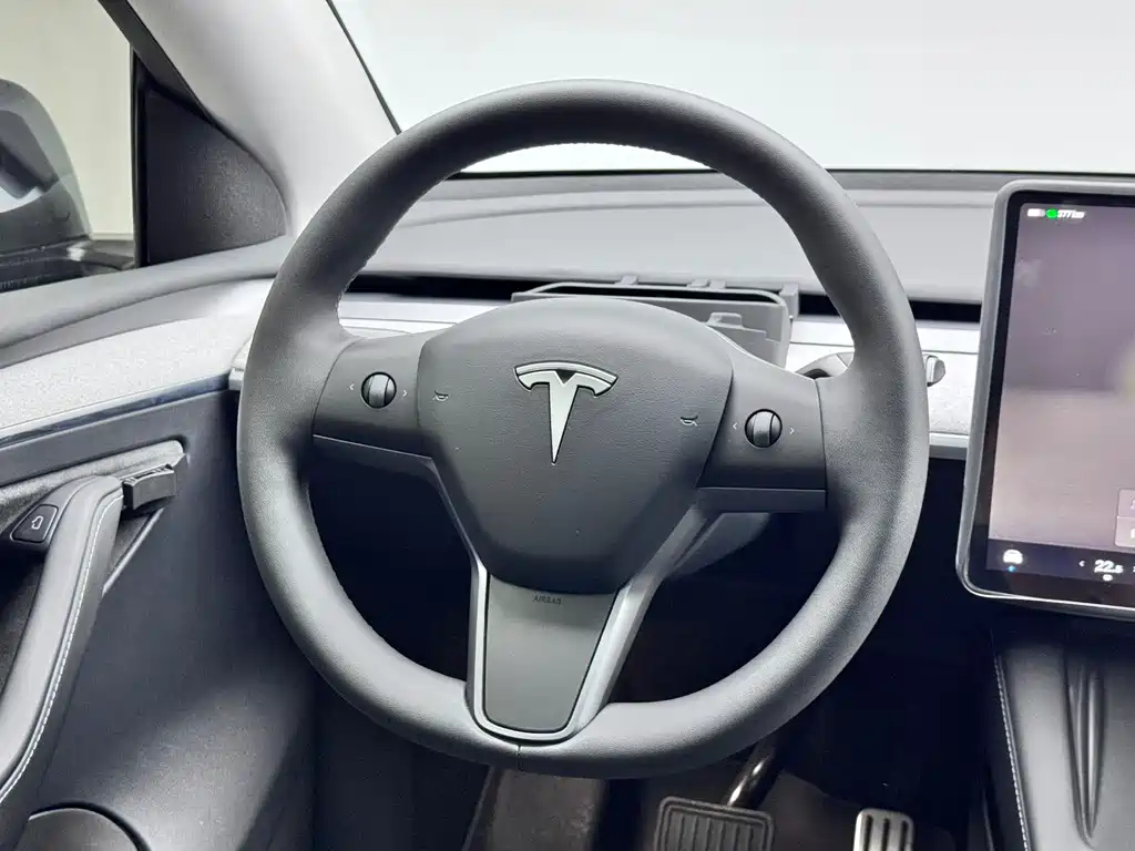 Tesla Model Y 2025 — фото 17