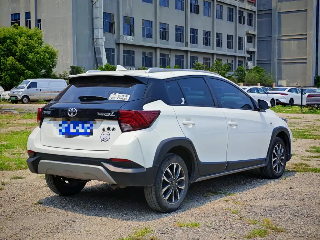 Toyota Yaris L 2022 — фото 9