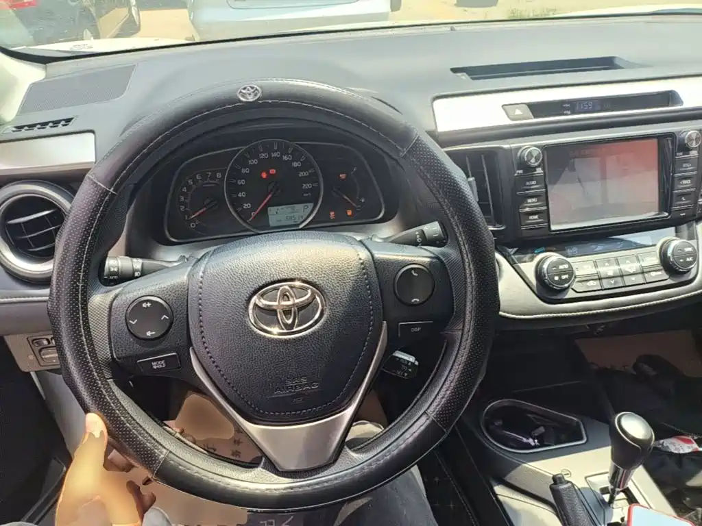 Toyota RAV4 2018 — фото 11