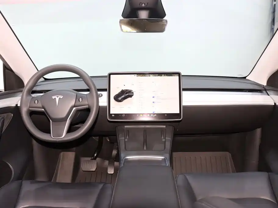 Tesla Model Y 2025 — фото 12