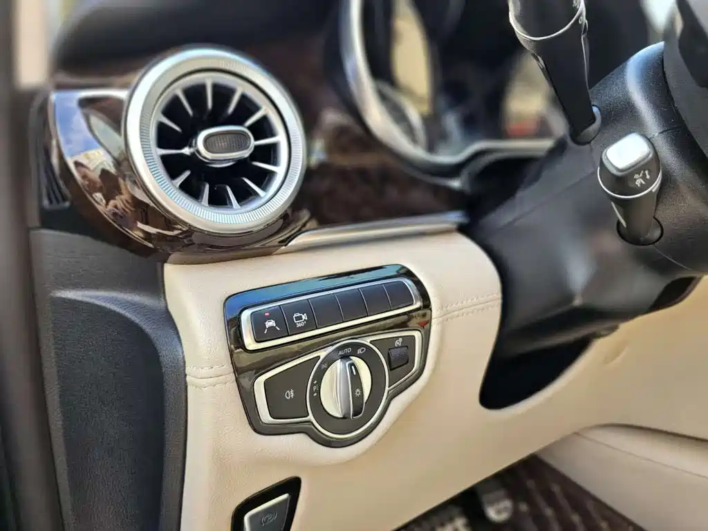 Mercedes-Benz V-Class 2019 — фото 35