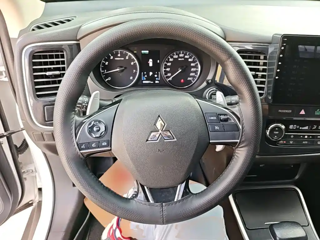 Mitsubishi Outlander 2018 — фото 11