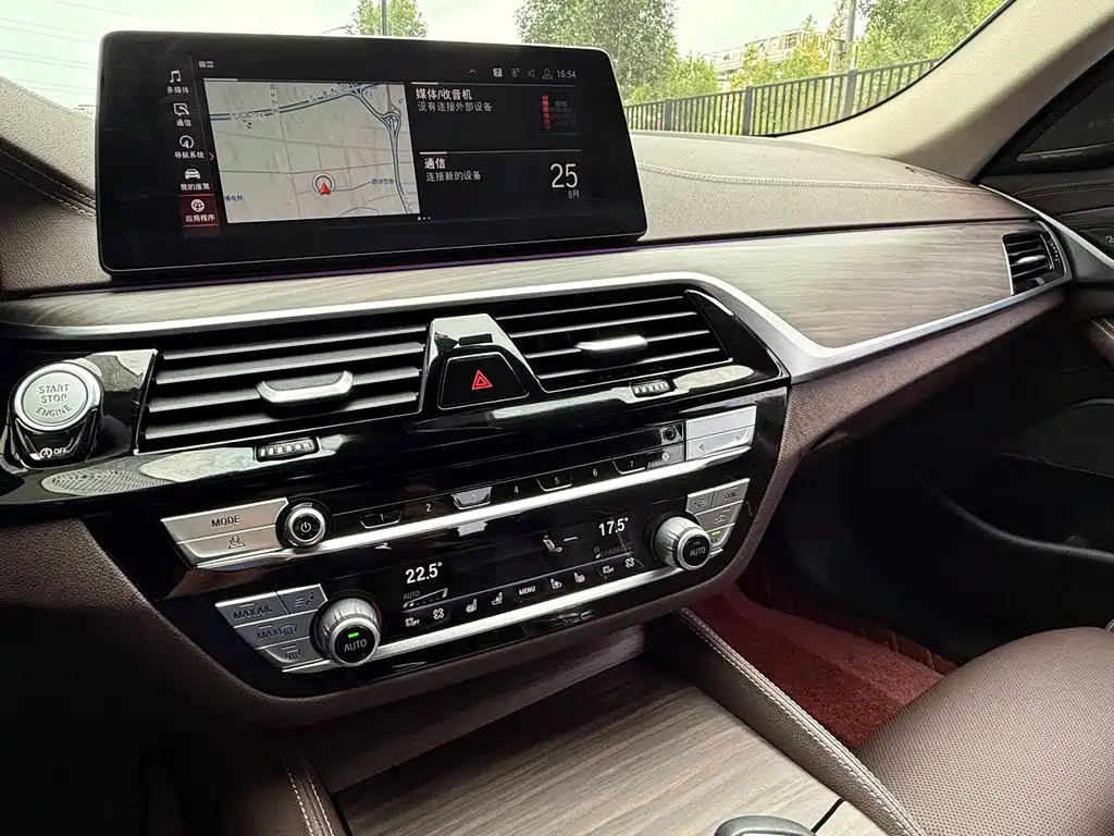 BMW 5 Series 2020 — фото 13