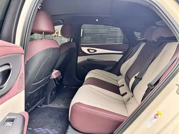 BYD Seal 07 DM-i 2025