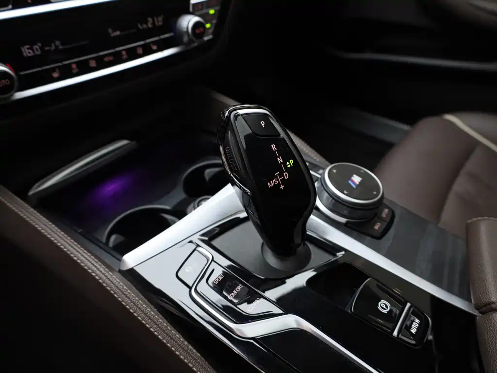 BMW 5 Series 2023 — фото 19