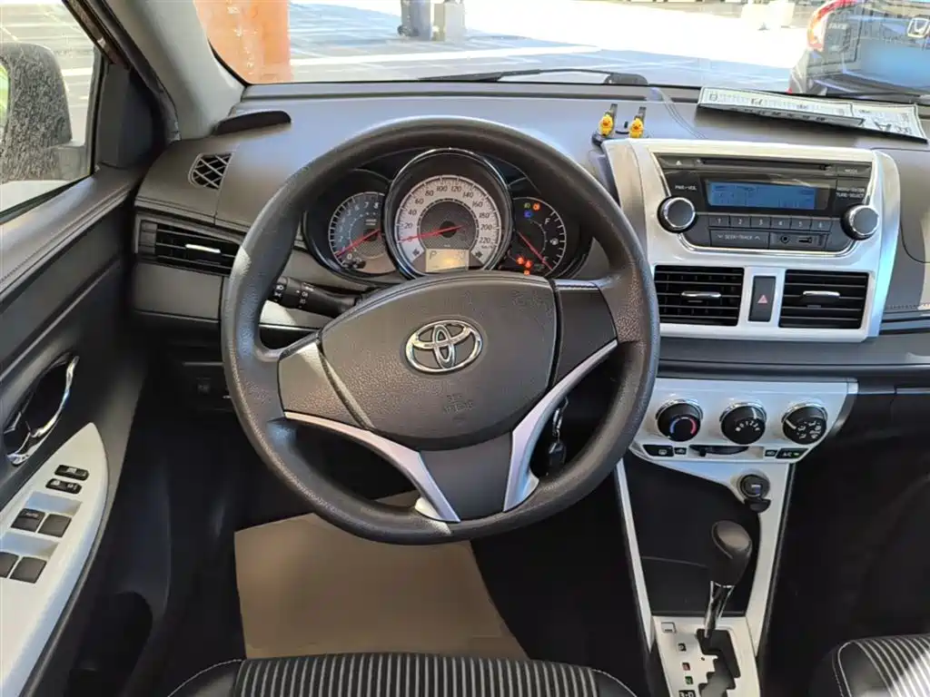 Toyota Yaris L 2015 — фото 11