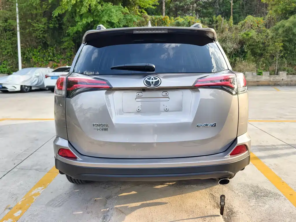 Toyota RAV4 2017 — фото 8