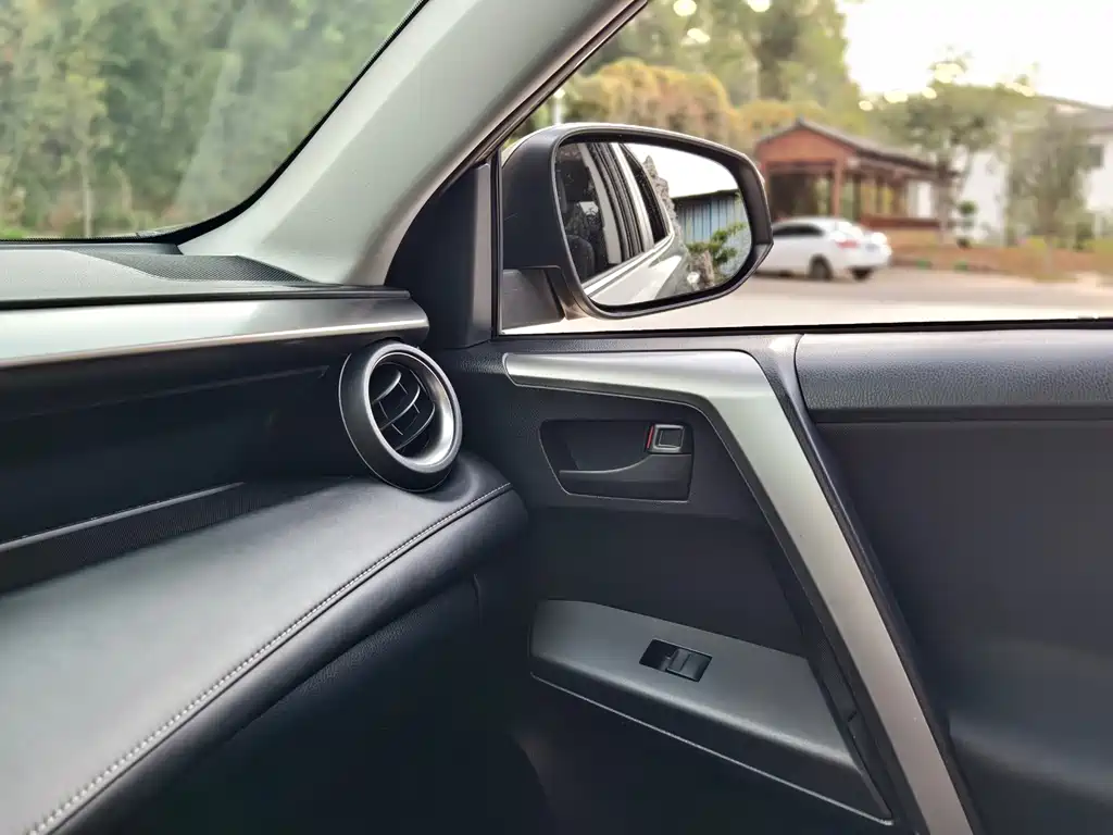 Toyota RAV4 2017 — фото 24
