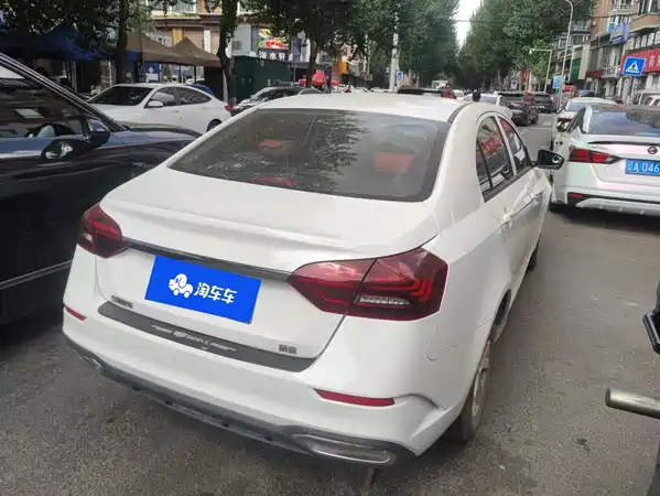 Geely Emgrand 2022