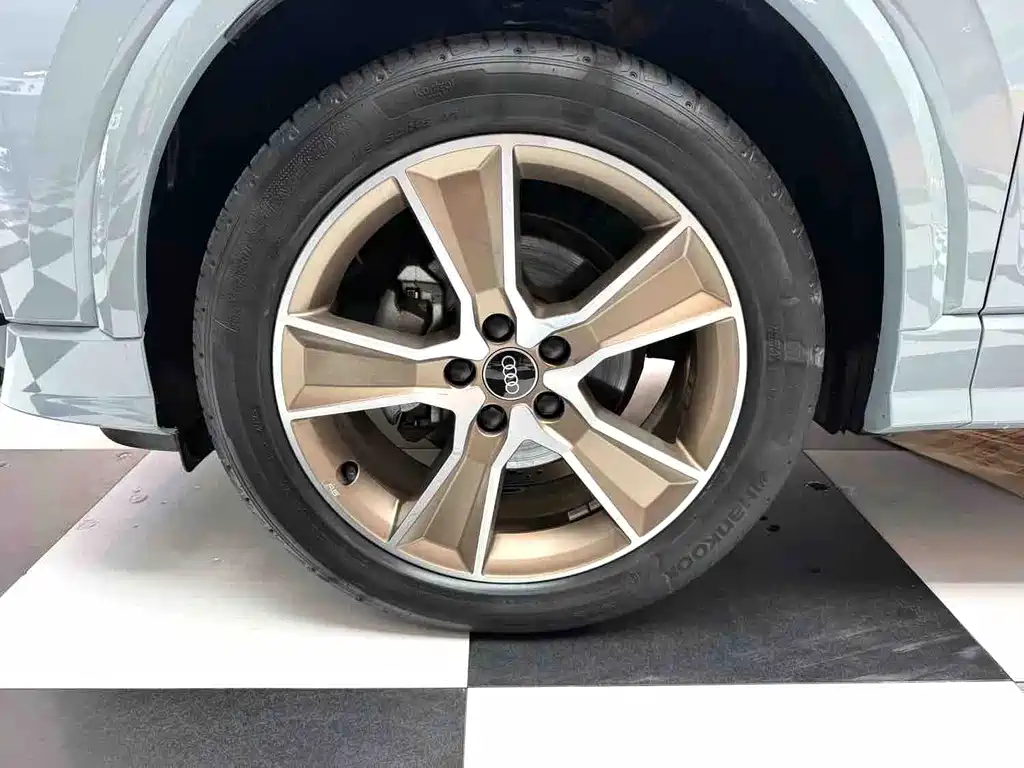 Audi Q2L 2023