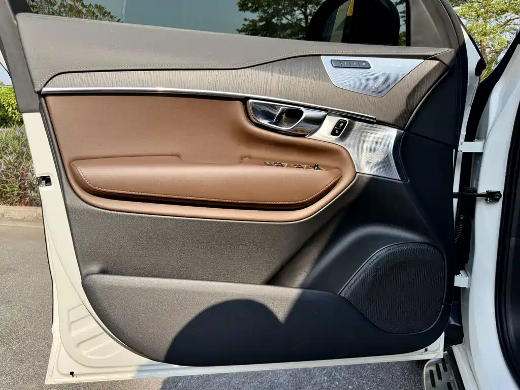 Volvo XC90 2020 — фото 18