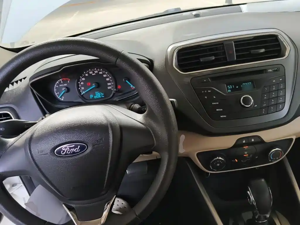Ford Escort 2018 — фото 10