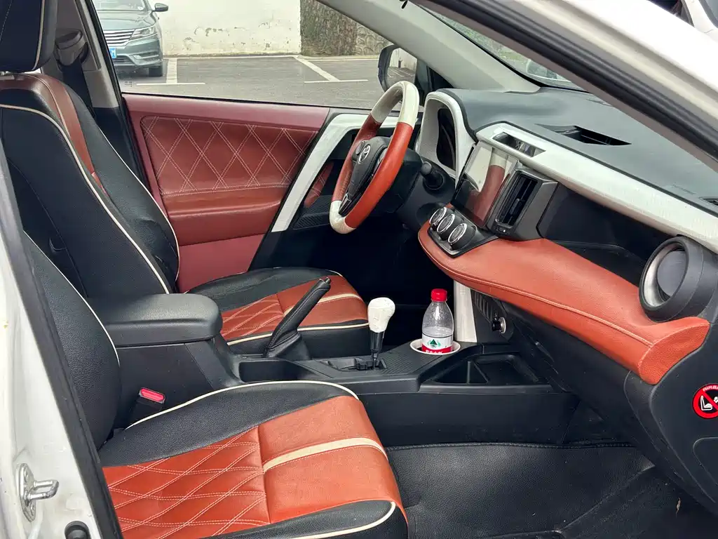 Toyota RAV4 2015 — фото 12