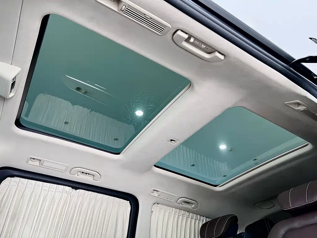 Mercedes-Benz V-Class 2022 — фото 12
