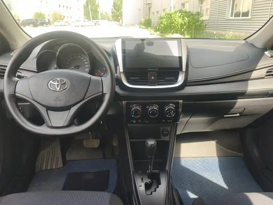 Toyota Yaris L 2019 — фото 12