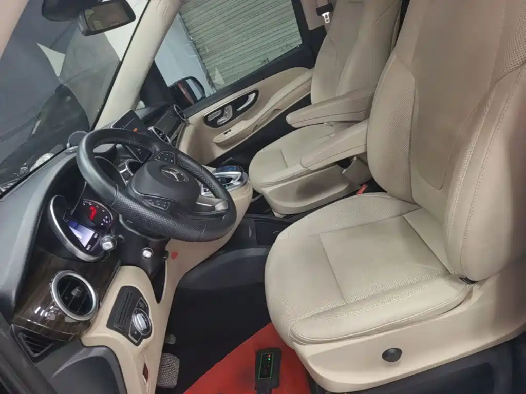 Mercedes-Benz V-Class 2019 — фото 15
