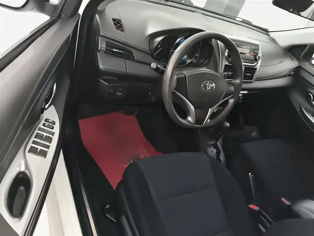Toyota Yaris L 2015 — фото 16