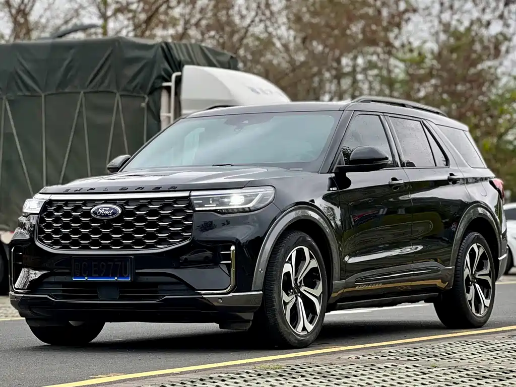 Ford Explorer 2022 — фото 1