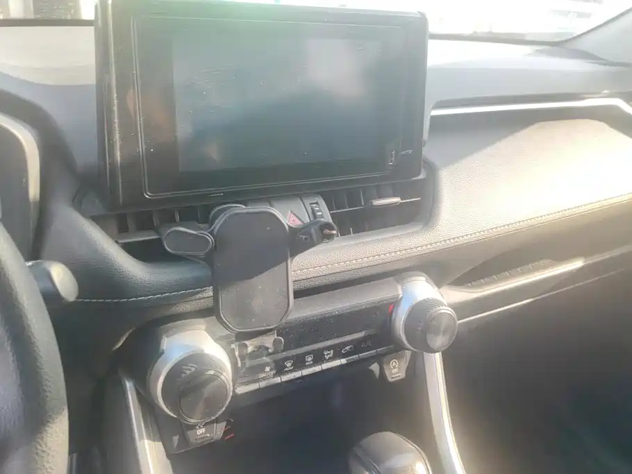 Toyota RAV4 2022 — фото 13