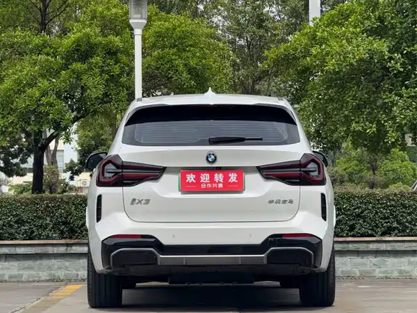 BMW iX3 2025
