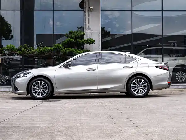 Lexus ES 2025