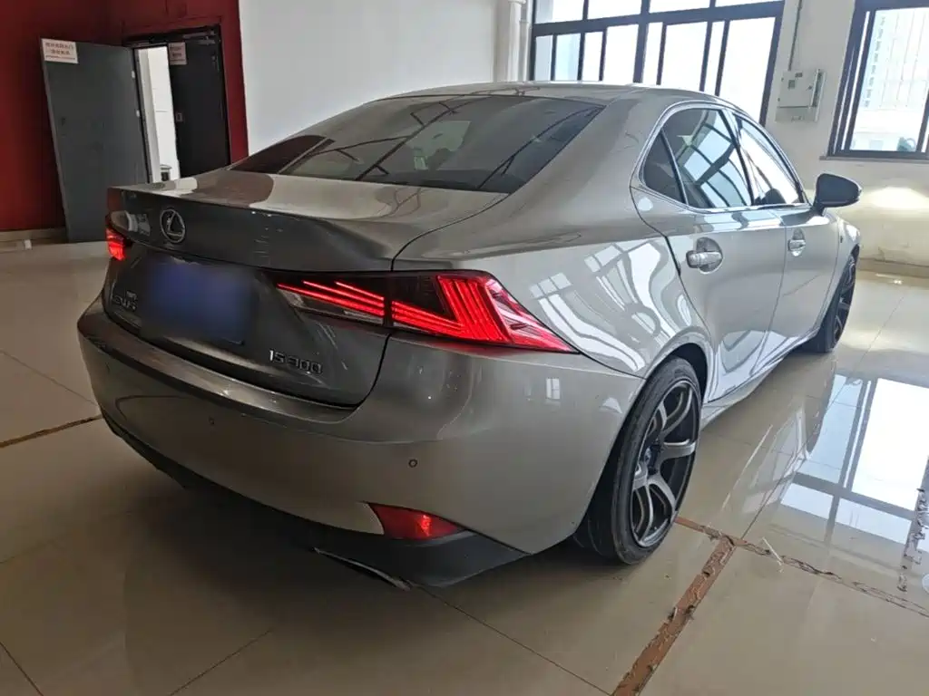 Lexus IS 2018 — фото 7