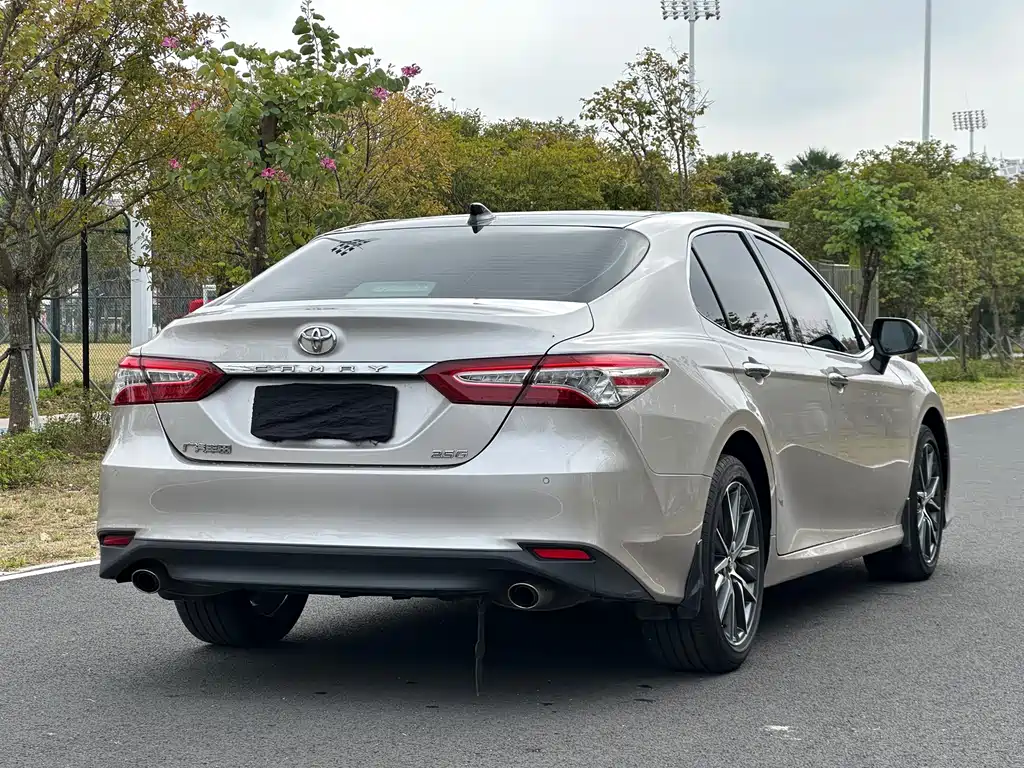 Toyota Camry 2023 — фото 6