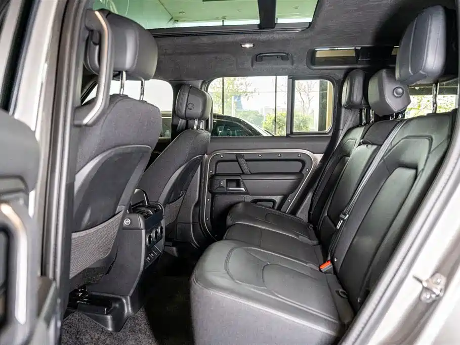 Land Rover Defender 2025 — фото 11