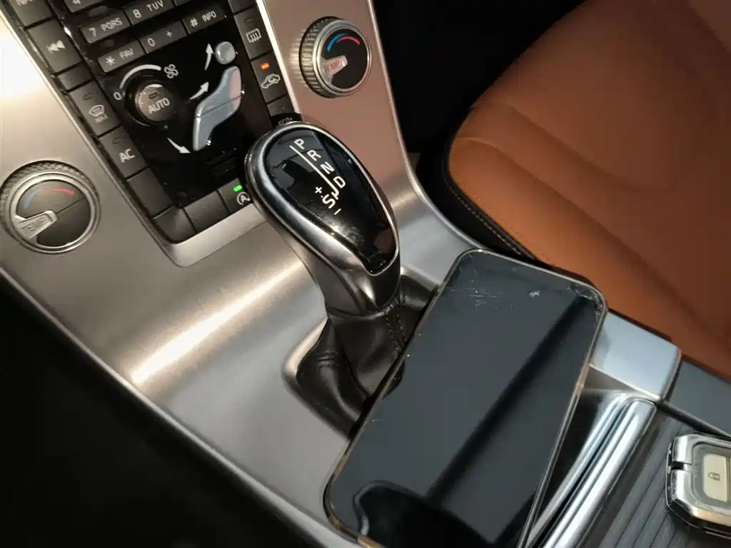Volvo S60 2018 — фото 14