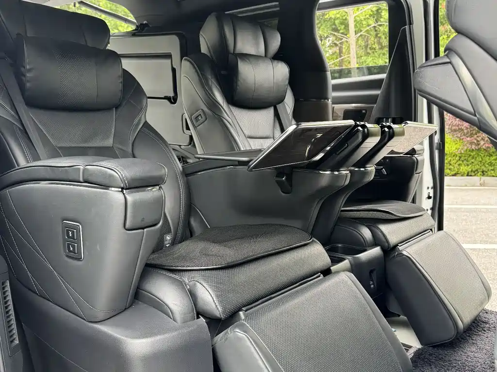 Toyota Alphard 2024 — фото 19
