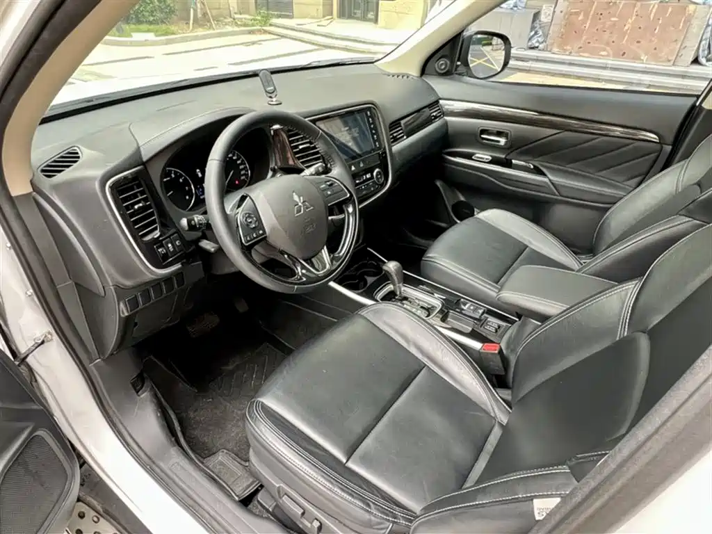 Mitsubishi Outlander 2021 — фото 16