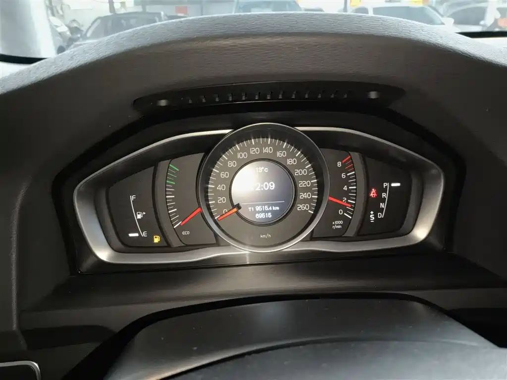 Volvo S60 2018 — фото 12