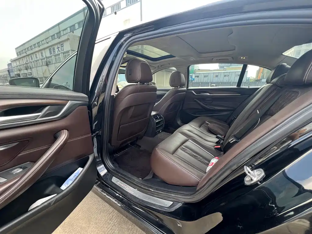 BMW 5 Series 2018 — фото 12