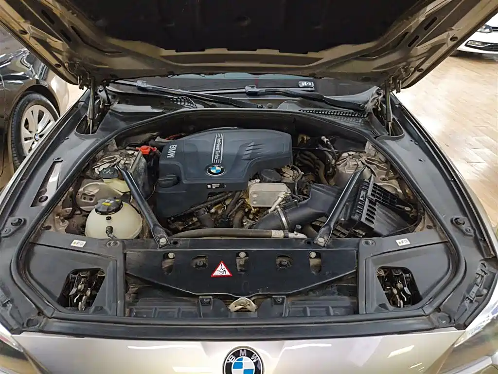 BMW 5 Series 2015 — фото 16