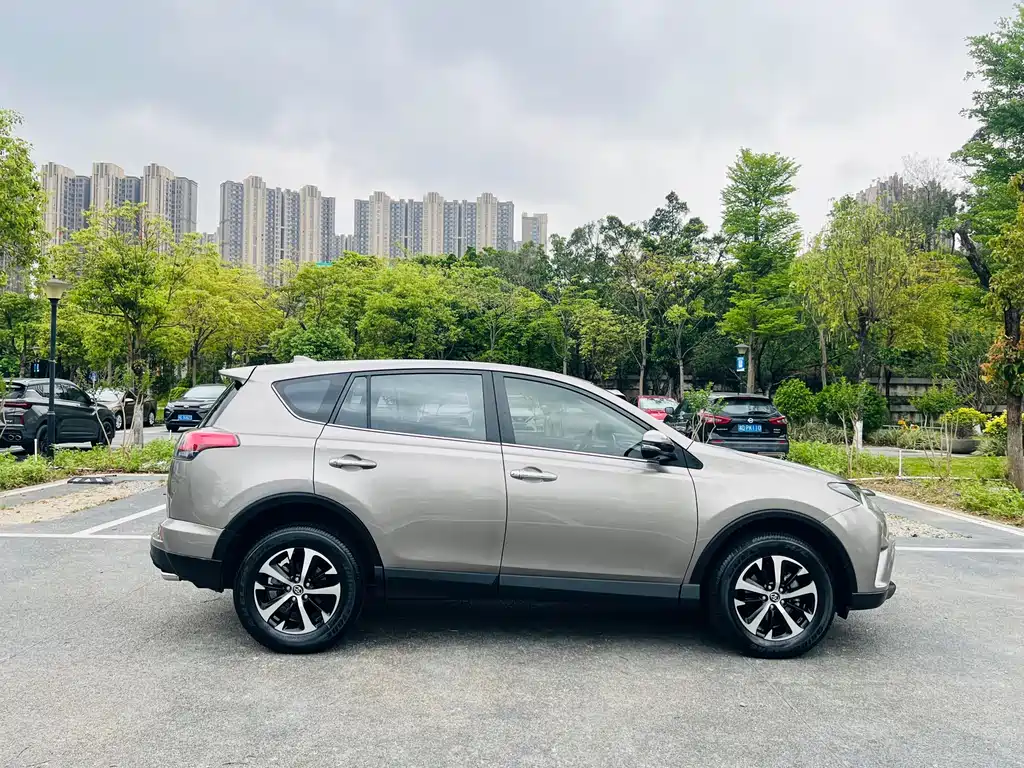 Toyota RAV4 2019 — фото 8