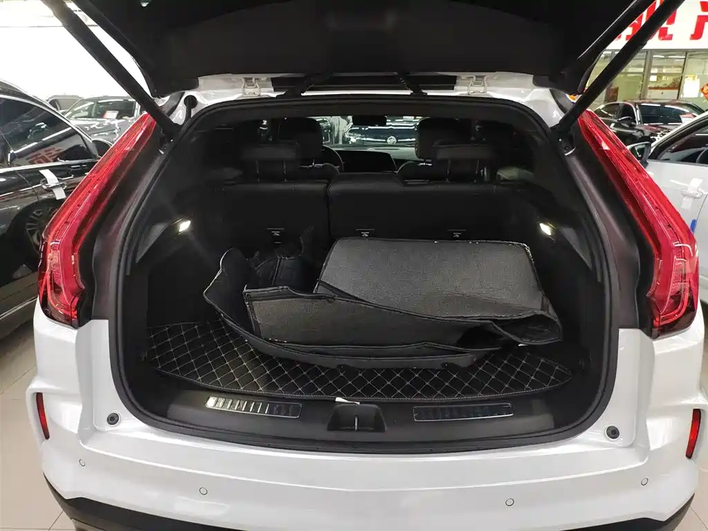 Cadillac XT4 2025 — фото 15