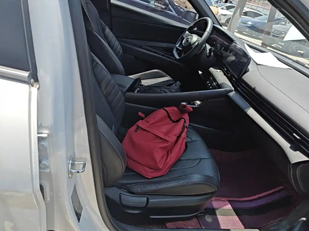 Hyundai Elantra 2023 — фото 25