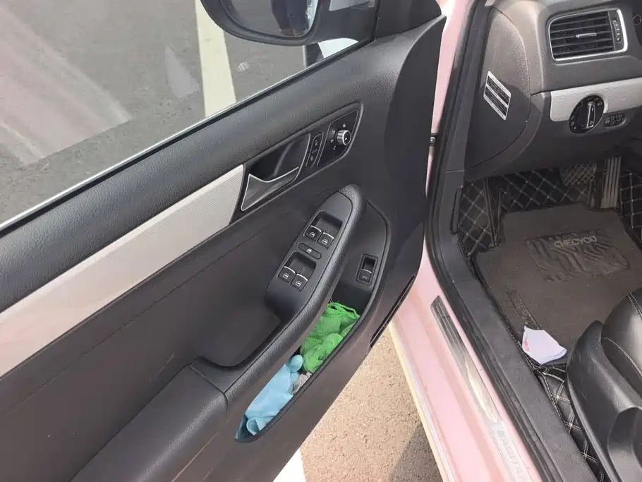 Volkswagen Sagitar 2015