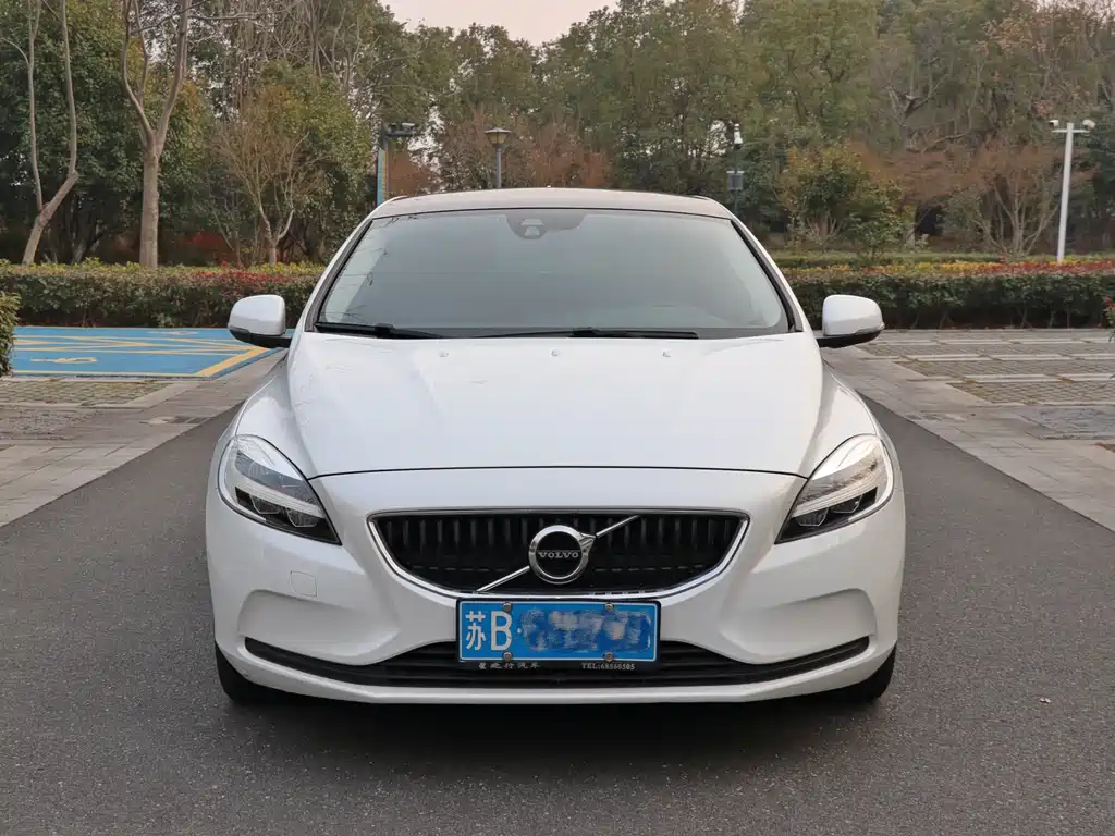 Volvo V40 2018 — фото 1