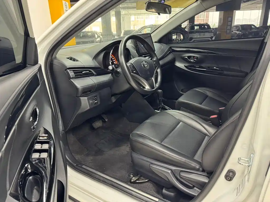 Toyota Yaris L 2023 — фото 11